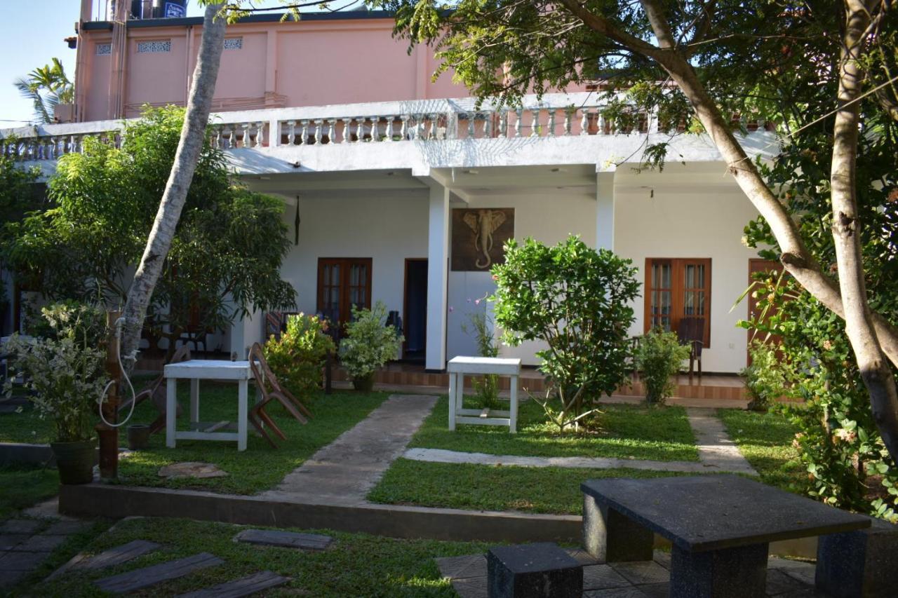 Aroma Guest House Mirissa Esterno foto