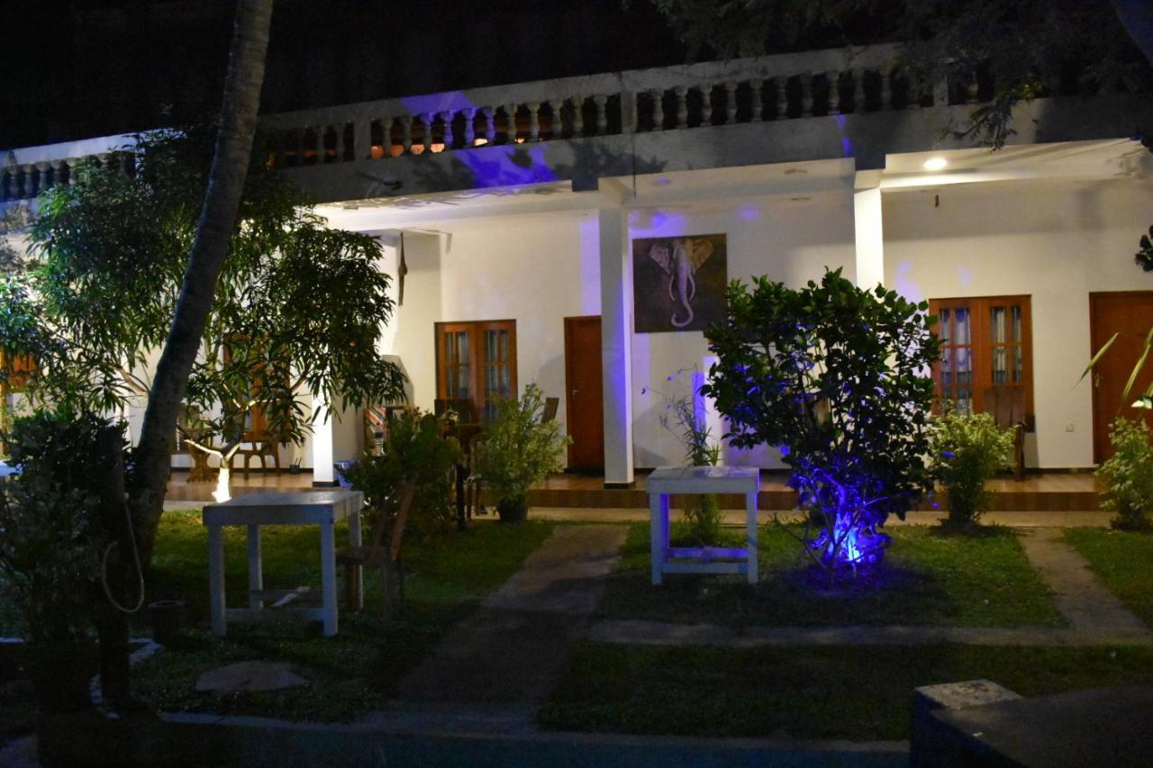 Aroma Guest House Mirissa Esterno foto
