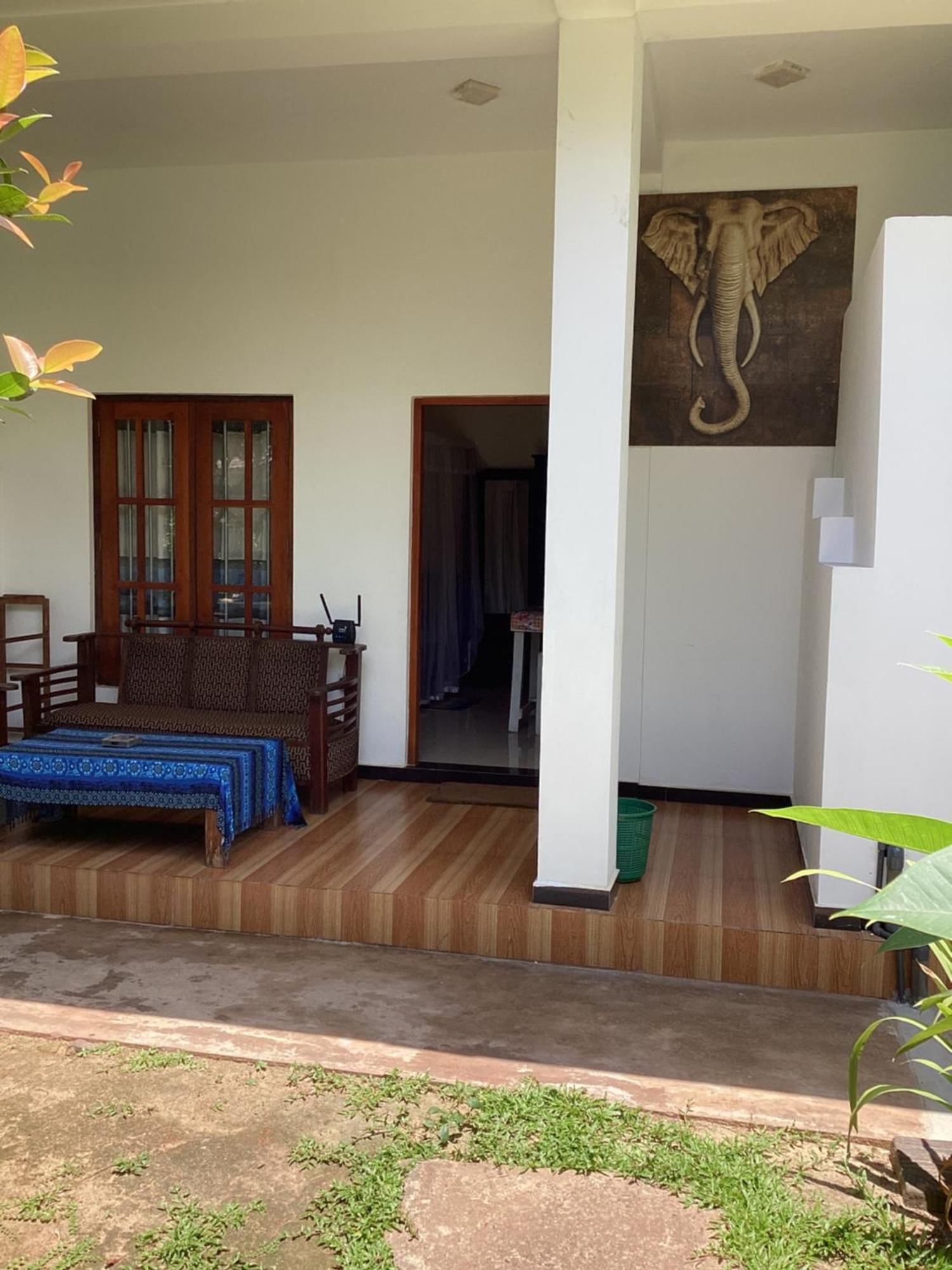 Aroma Guest House Mirissa Esterno foto